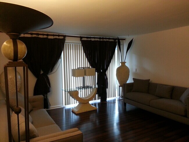Foto del edificio - 9S120 Lake Dr
