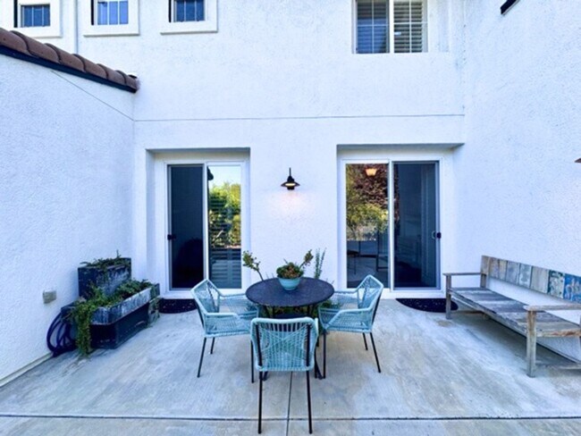 Building Photo - For Lease – Fully Renovated & Furnished Ne...