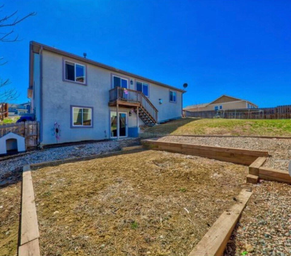 Foto del edificio - 5 Bedroom, 3 Bathroom Home Coming Soon!