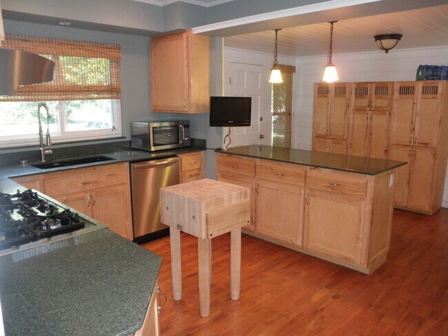 Building Photo - Adorable 1940s Home In Colonial Town