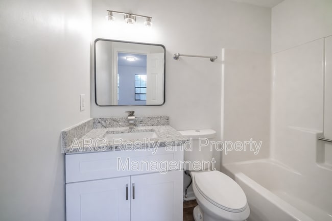 Building Photo - 7042 Oakhill Cir