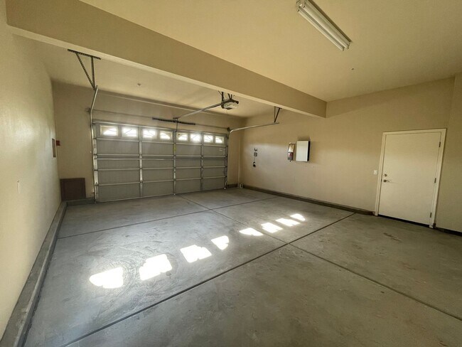 Building Photo - Stunning 4-Bedroom, 3-Bath Home – Available Now!