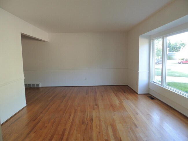 Building Photo - 2098 Yorktown Dr