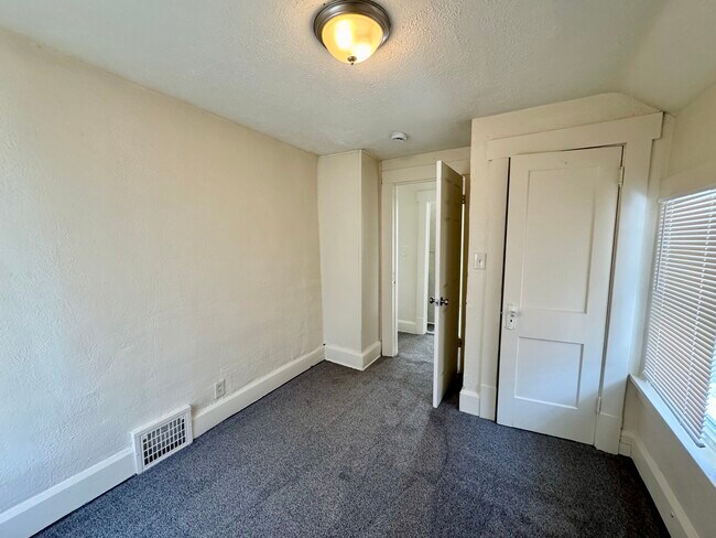 Foto del edificio - 2619 Clyde Pl SW