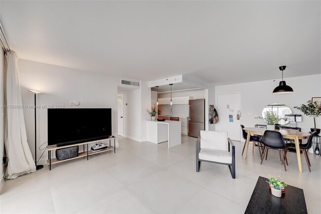 Foto del edificio - 17500 N Bay Rd
