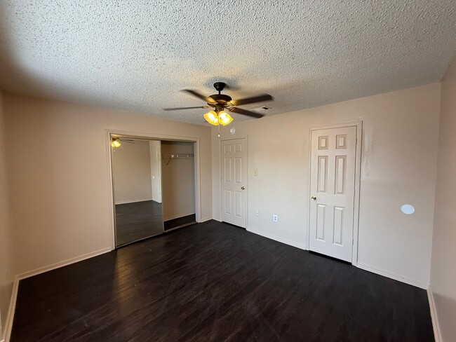 Building Photo - 2 bedroom 2 bath town home in a gated community