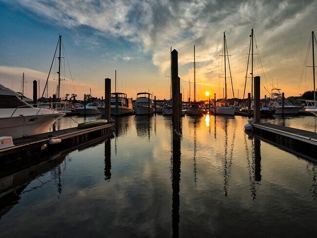 Foto del edificio - The Port at East Beach Apartments and Marina