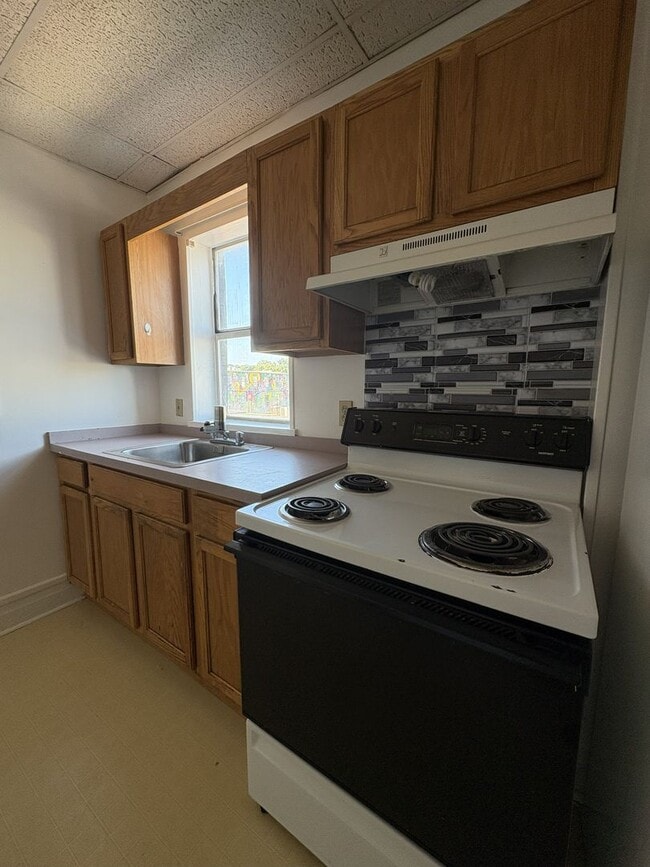 Building Photo - COMING SOON - Cozy Downtown Apartment in N...