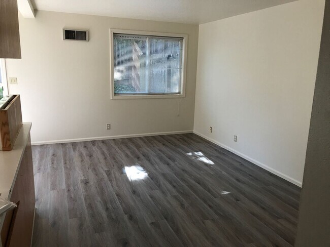 Building Photo - 3 bedroom 2 bath Thurston Hills town house