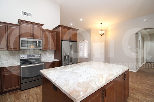 Building Photo - 9634 E Rocky Lake Dr