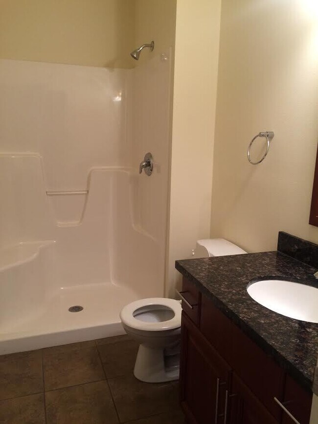 Foto del edificio - Fantastic 3-Bedroom, 2 3/4 bathroom Townho...