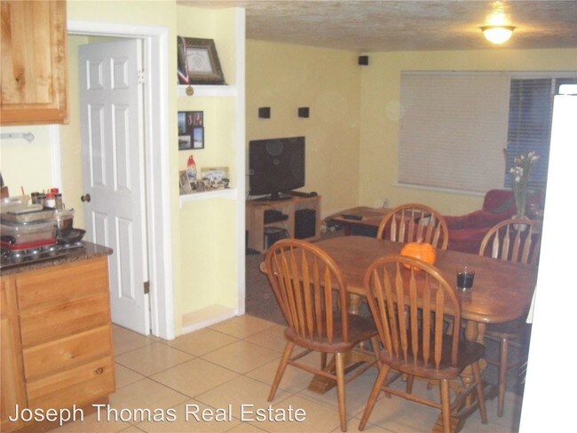 Building Photo - 2 br, 1 bath Apartment - 1071 E 150 N