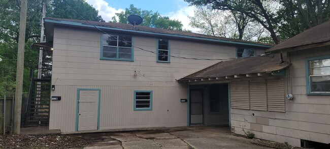 Foto del edificio - Huge 3 bedroom/1 bath upstairs apartment with Water, Gas Range and Refrigerator!