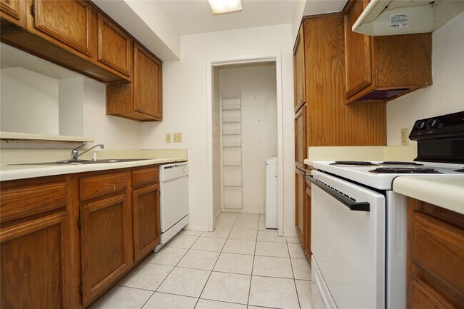 Building Photo - 6602 Harbor Town Dr