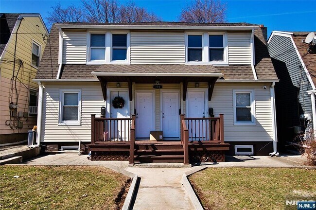 Foto del edificio - 116 Maple Ave