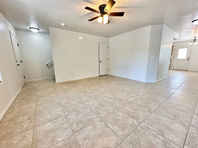 Building Photo - 3 bed 2.5 bath townhome - END UNIT!