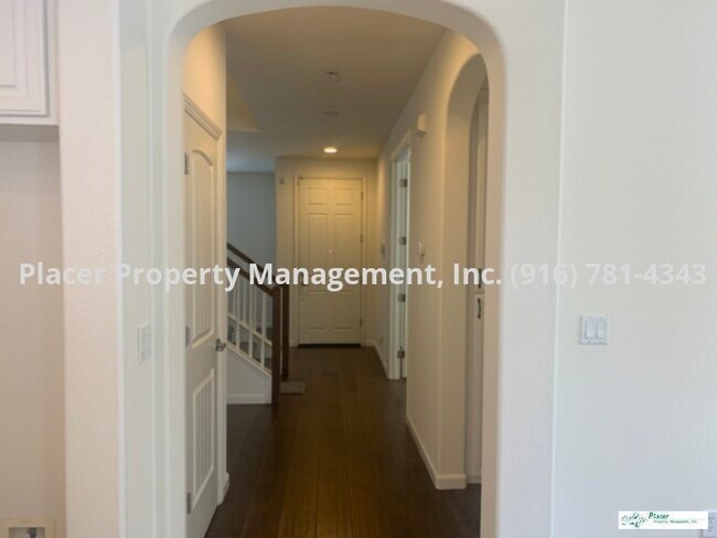 Foto del edificio - Beautiful Solar 3 bedroom plus den 3 bath ...