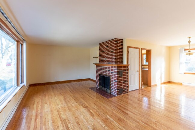 Building Photo - 220 Ellen Ave