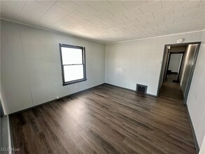 Building Photo - 1129 W Erie Ave