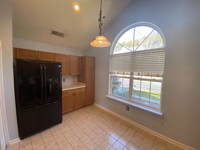 Foto del edificio - Move in ready, 2-story Townhome located in...