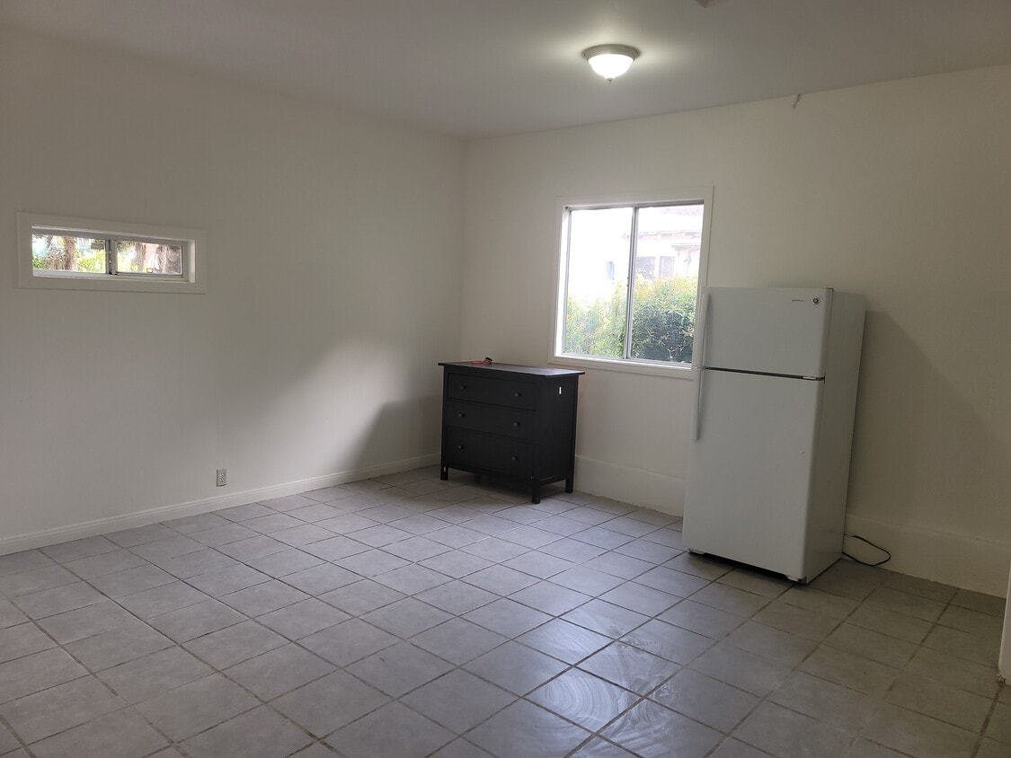 Primary Photo - 1128 S Gretna Green Way