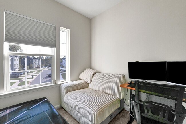 Building Photo - Furnished Spacious 4BR Townhome in Charlotte