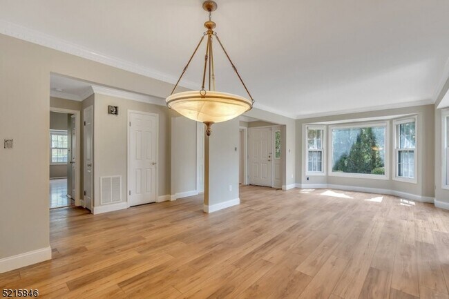 Building Photo - 10 Shadowbrook Ln