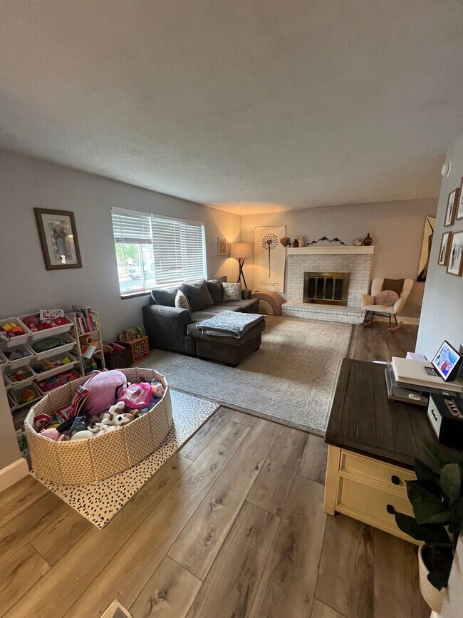 Building Photo - Stylish 3Bd 2Ba Sheridan Green Gem Near Pa...