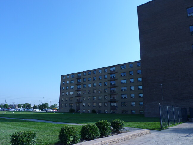 Building Photo - Benville Court Apartments