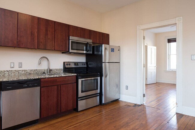 Building Photo - Marshall Adams Apt. 9 3 Bedroom