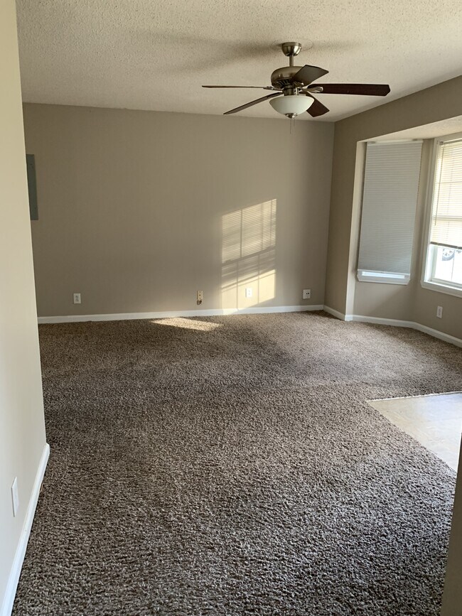 Foto del edificio - 1004 Caroline Dr