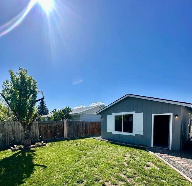 Foto del edificio - Freshly remodeled 3 bdrm, 2 bath with deta...