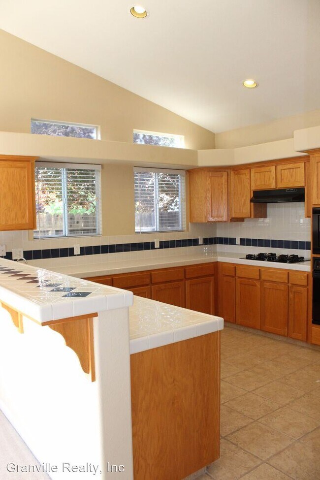 Building Photo - 3 br, 3 bath House - 2941 E. Pryor Dr