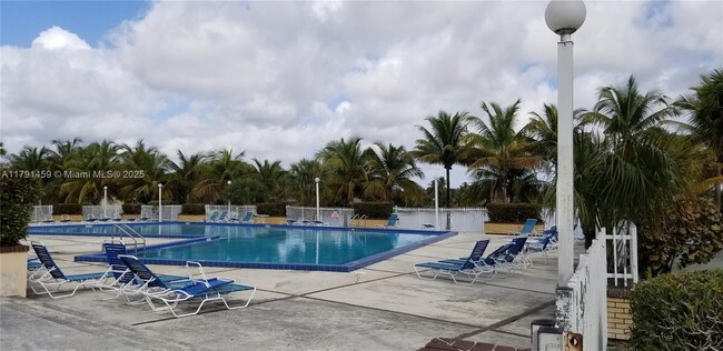 Foto del edificio - 14201 N Kendall Dr