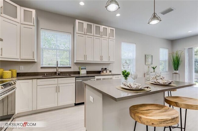 Foto del edificio - 3 br, 2.5 bath House - 637 SW 12th Ave 1