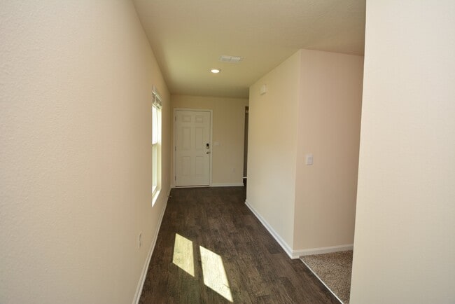 Building Photo - Beautiful, 3 bed, 2 bath located in Grand ...