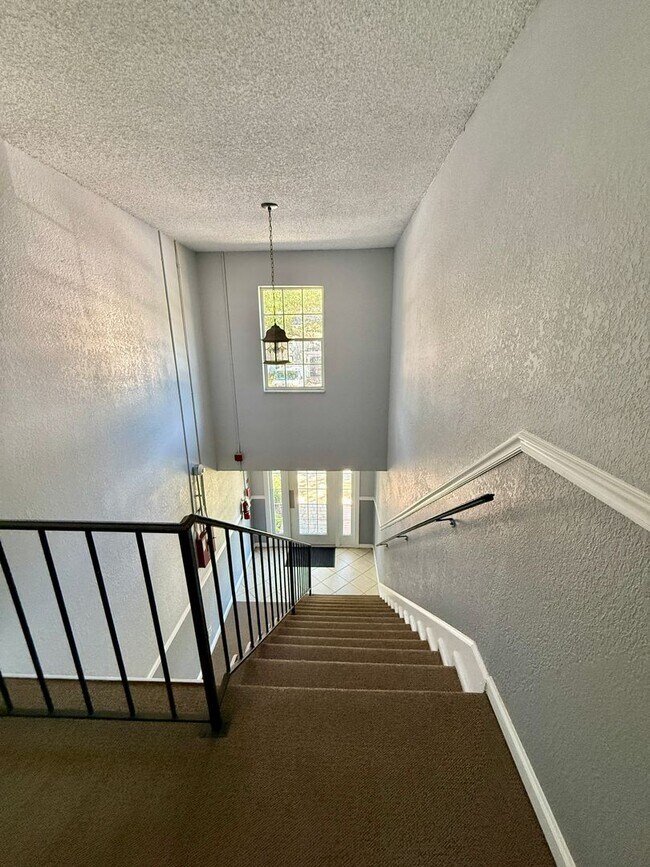 Building Photo - STRATFORD CONVENIENT 1/1 CONDO IN SEMINOLE...