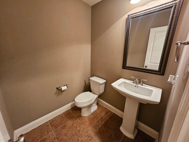 Foto del edificio - Beautiful 4-bedroom, 3-bathroom home in aw...