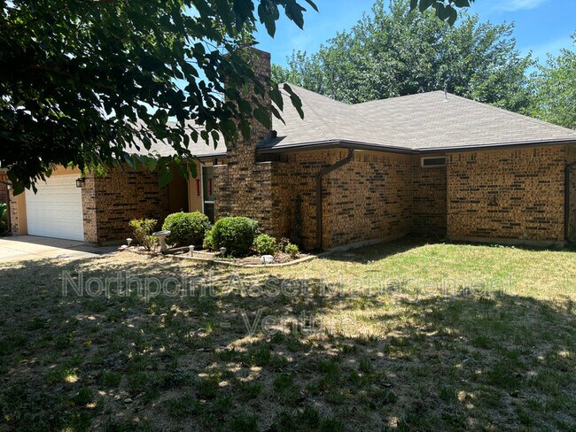 Foto del edificio - 5033 Burntwood Dr