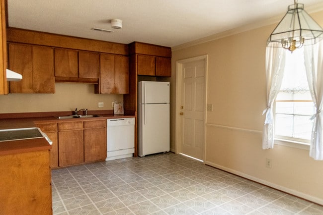 Building Photo - Old Village Styled Town Home