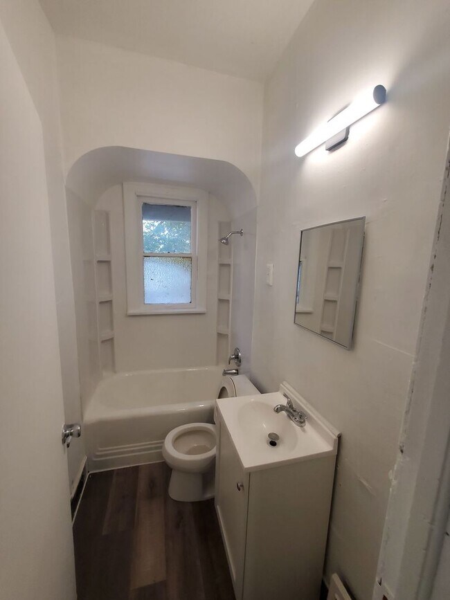 Foto del edificio - 2458-2460 W Juneau Ave.