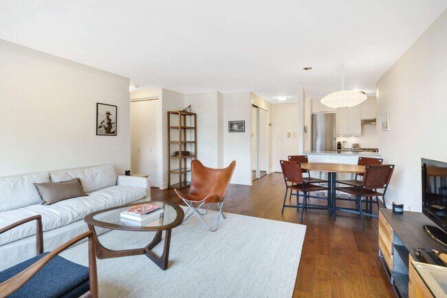 Foto del edificio - 30 W 61st St