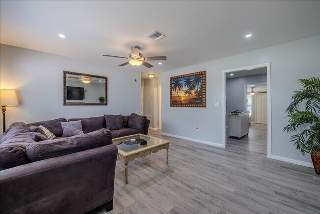 Foto del edificio - ANNUAL RENTAL - 3 Bed, 2 Bath Fully Furnis...