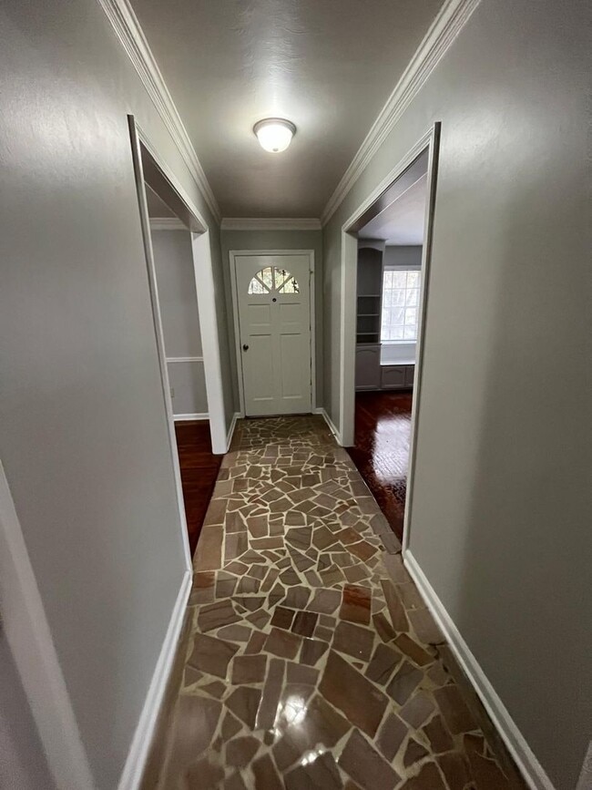 Building Photo - Picturesque Home Worth Checking Out