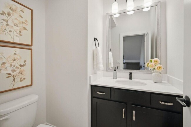 Foto del edificio - 3 Bedroom Townhome Available November 5th,...