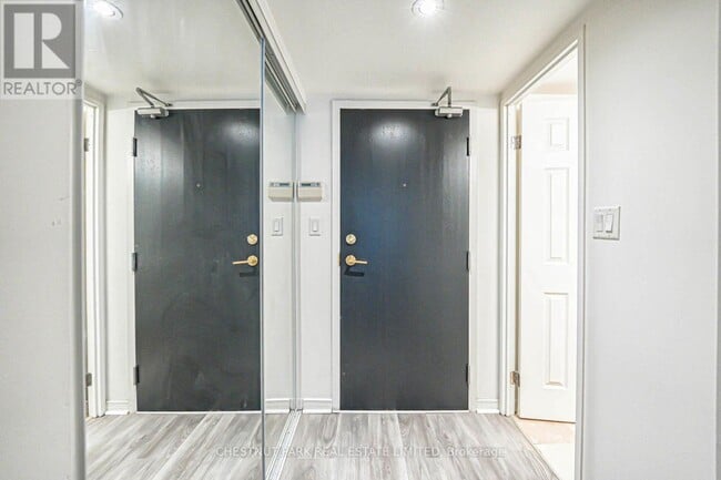 Building Photo - 230 King St E