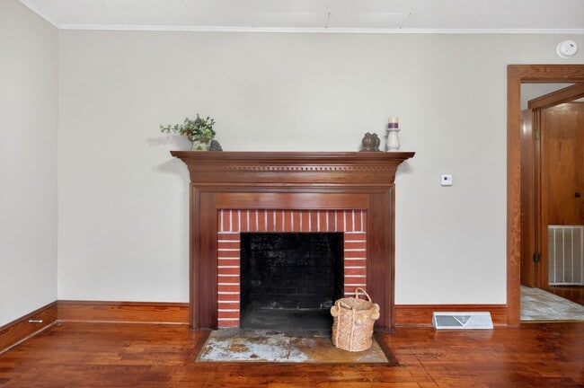 Building Photo - 2 Bedroom, 1 Bathroom House in Madison!