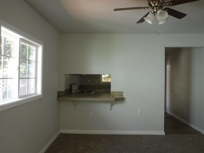 Building Photo - Charming Home In Central Location