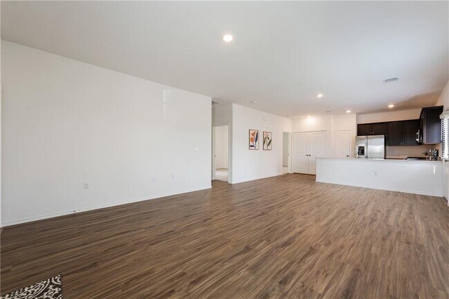 Foto del edificio - 5920 Eden Dr