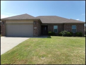 Building Photo - 2405 Canterbury Ln